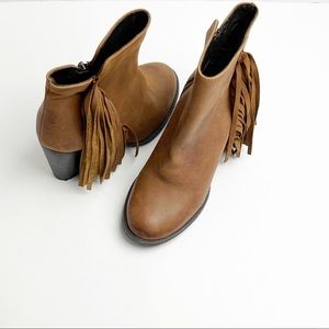 STEVE MADDEN Woodstock Distressed Leather Upper Fringe Booties Size 6.5 Boho